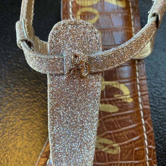 NWOT Gold Glitter GIGI Charm Kids Sandal Size 3 - Picture 3 of 4